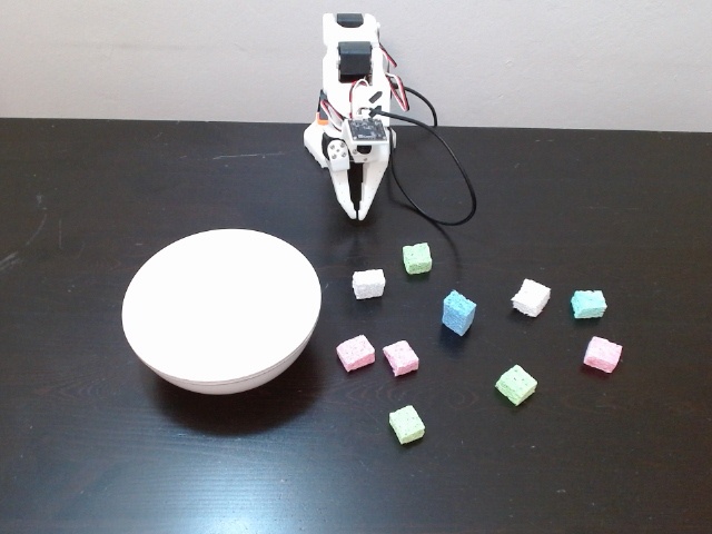 Robustness scene with an unseen white bowl on the other side
